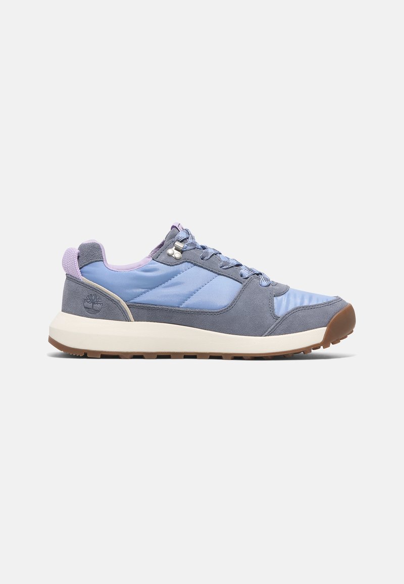 Sneaker blu e grigio caratterizzato da un mix di materiali in suede e nylon, una suola in gomma testurizzata e una linguetta imbottita con cuciture decorative.