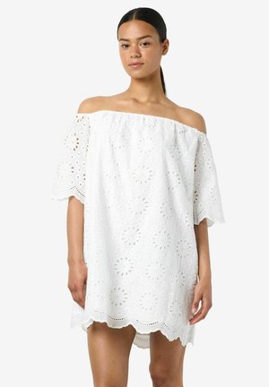 Valge õlgadest avatud kleit, mis on valmistatud broderie anglaise puuvillast. Omab lillemotiividega lõike, lainelist allääret ja lahtiseid lühikesi varrukaid.