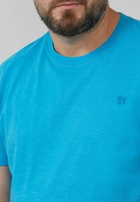 Blaues kurzärmliges T-Shirt mit Rundhalsausschnitt, aus strukturierter Baumwollmischung, mit dezentem Logo auf der Brust.