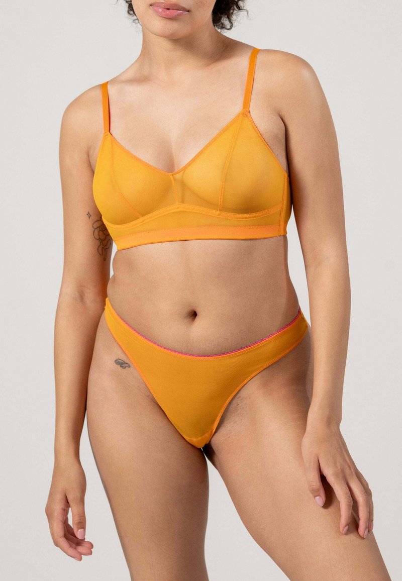 Geel mesh bralette met dunne bandjes en oranje afwerking, gecombineerd met een bijpassende gele string met roze accenten op de randen.