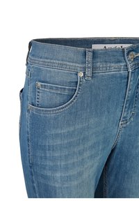 Svetle modré džíny z denimu se střihem rovného nohavice, které mají pět kapes, kovové detaily a jemné zesvětlení ve struktuře látky.