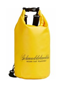 Žlutá voděodolná suchá taška s rolovacím uzávěrem, černými nastavitelnými popruhy a tištěným textem "Schmuddelwedda WENN DAT PLADERT."