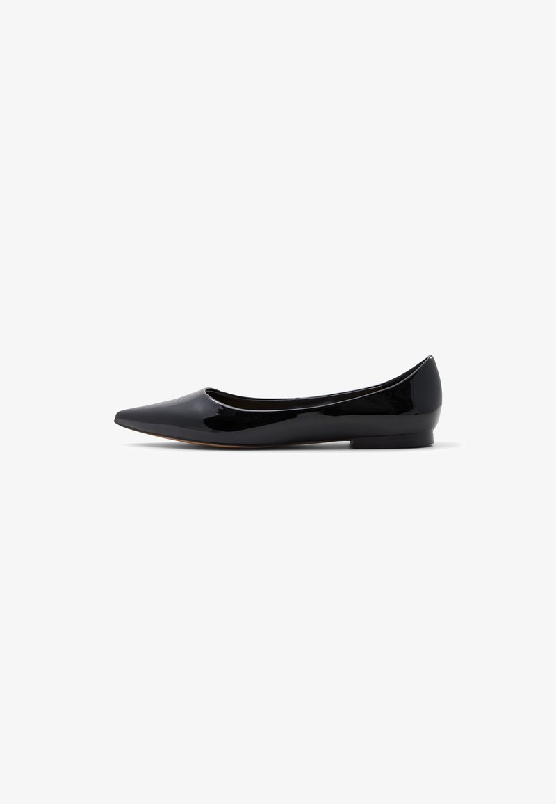 Ballerine en cuir verni noir avec un bout pointu, un talon minimal, une texture lisse et une silhouette épurée. Sans embellissements ni motifs.