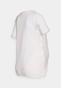 Top branco de manga curta com detalhes em rosa claro na gola e nas mangas, apresentando franzidos laterais e uma bainha elástica para maior conforto.