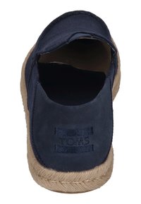 Marineblaue Espadrille mit einem oberen Teil aus Canvas, runder Zehenpartie und mit Jute umwickelter Sohle. Verfügt über ein gesticktes Logo und ein offenes Rückendesign.