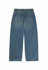 Hellblaue Denim-Jeans mit weitem Bein und hoher Taille, zwei Gesäßtaschen und einer strukturierten Oberfläche. Abgeschlossene Säume mit kontrastierender Naht.