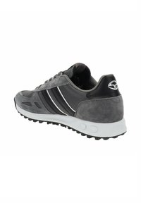 Scarpa da ginnastica grigia caratterizzata da una combinazione di materiali in suede e rete, con accenti bianchi, una suola testurizzata e un colletto imbottito.