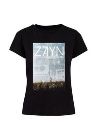 Mustvalge puuvillane T-särk, millel on graafiline trükk tekstiga "ZAYN ROOM UNDER THE STAIRS" ja pilt inimesest väljal.