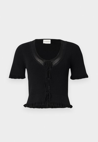 Cardigan scurt cu mânecă scurtă, de culoare neagră, cu guler în V, șnur în față și tiv franjurat. Prezintă detalii din tricot deschis în jurul gulerului.