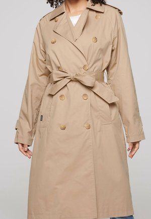 Beige trenchcoat met een dubbelzijdig ontwerp, grote knopen, een ceintuur in de taille en zijzakken. Kenmerkt zich door een klassieke kraag en schouderstukken.