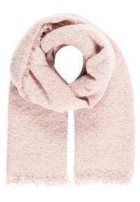 Écharpe en laine rose pâle avec bords effilochés, bouclée librement en forme circulaire sur un fond blanc.