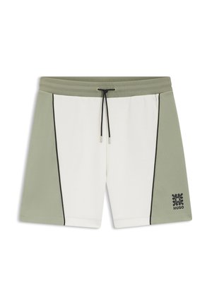 Herreshorts med hvide frontpaneler, olivengrønne sidepaneler, sort snøring og sort "Hugo"-logo på venstre ben.