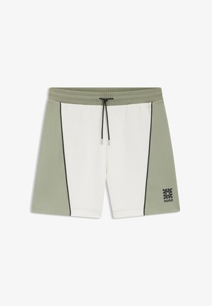 Moške kratke hlače z belimi sprednjimi paneli, olivno zelenimi stranskimi paneli, črnim vrvico za zategovanje in črnim logotipom "Hugo" na levi nogi.