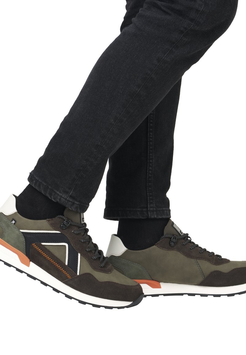 Grön och grå sneaker med en blandad materialdesign av mocka och mesh, svarta snören, orange detaljer och en vit sula.