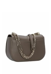 Borsa a tracolla in pelle marrone con forma curva, tracolla in catena argentata e dettagli di cucitura. Presenta il logo stampato sul lato.