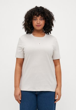 PLUS LABEL REGULAR TEE - Basic T-shirt - chalk