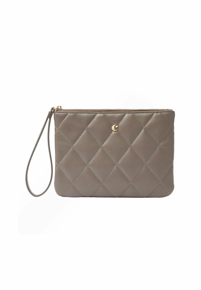 Gequilted grijze leren pouch met een ritssluiting, polsband en een gouden accentlogo. Bevat een ruitpatroon en een gestructureerd oppervlak.