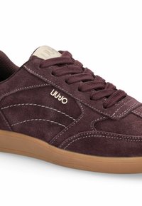 Tamno ljubičaste suede tenisice s smešnim gumenim đonom, usklađenim vezicama, belim šavovima i metalik "LIU JO" logom sa strane i na jeziku.