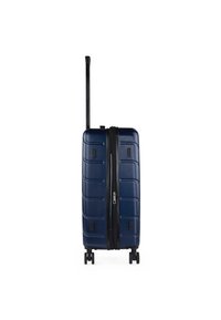 Maleta rígida de color azul marino con acabado texturizado, cuatro ruedas, asa ergonómica y un cierre de cremallera bidireccional que recorre verticalmente el lateral.