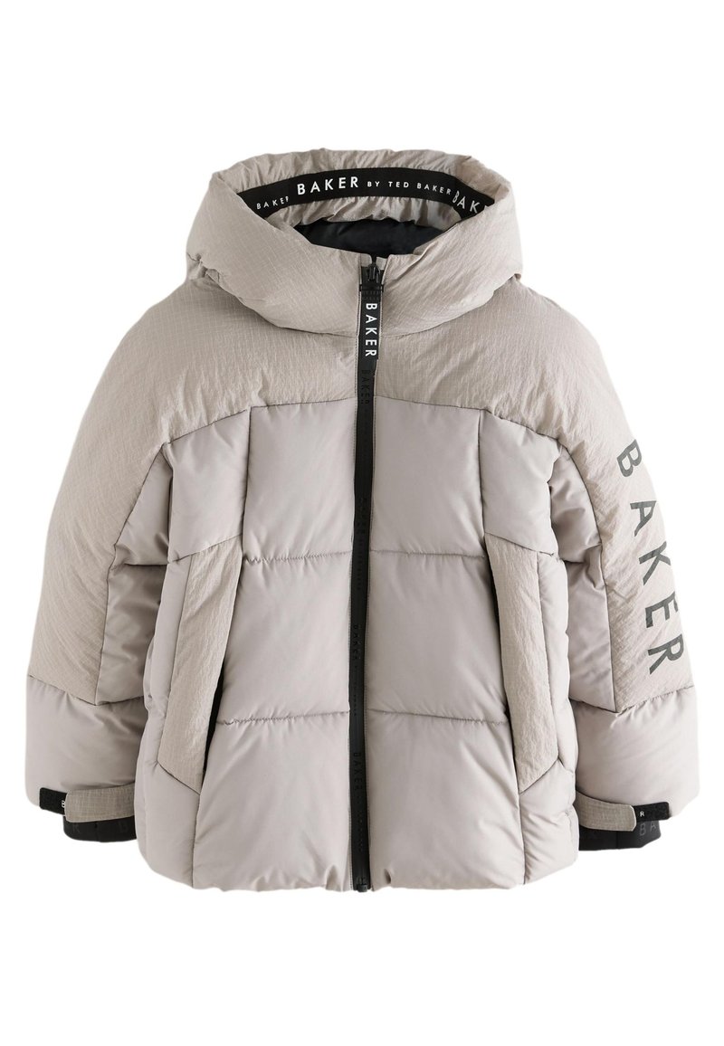 Hellgraue Daunenjacke mit hohem Kragen, Logo auf dem Ärmel, Reißverschluss vorne, steppendesign und schwarzen Akzenten an den Bündchen.
