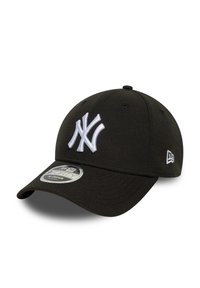 Boné de beisebol preto com o logótipo dos New York Yankees bordado a branco na frente. Apresenta uma aba curva e uma etiqueta circular com o tamanho do lado.