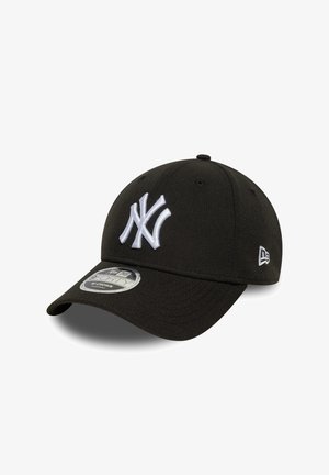 Boné de beisebol preto com o logótipo dos New York Yankees bordado a branco na frente. Apresenta uma aba curva e uma etiqueta circular com o tamanho do lado.