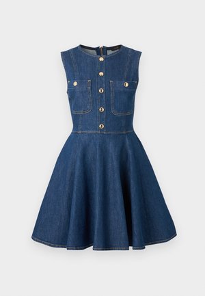 Ærmeløs mørkeblå denimkjole med udvidet nederdel, forreste guldknapper, to brystlommer med knaplukning og lynlås bagpå.