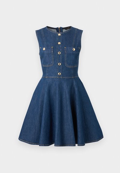Μπλε σκούρο τζιν φόρεμα χωρίς μανίκια με φαρδιά φούστα, χρυσά κουμπιά μπροστά, δύο τσέπες στο στήθος με κούμπωμα και φερμουάρ στο πίσω μέρος.