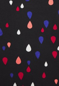 Černá látka s motivem různorodých slzovitých tvarů v červené, bílé, modré a oranžové barvě, různé velikosti a rovnoměrně rozmístěné.