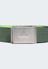 Pletený pásek s černými, bílými a živě zelenými pruhy, s kovovou stříbrnou sponou s vyraženým logem.