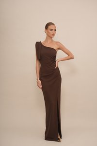 Braunes One-Shoulder-Kleid mit figurbetontem Schnitt, seitlichem Schlitz und dekorativem Bogen an der Schulter; glattes, mattes Material.