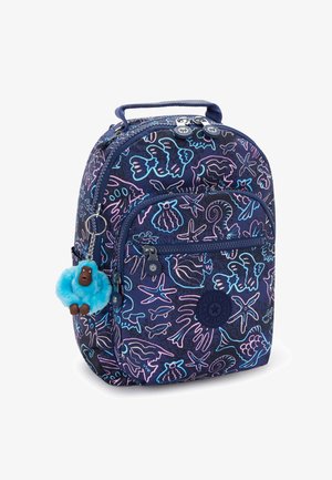 Sac à dos marine avec des motifs aquatiques colorés, des compartiments zippés, une poignée en haut et un porte-clés en forme de gorille bleu.