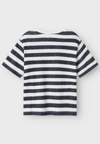 Camiseta de manga corta a rayas que presenta rayas alternas en azul marino y blanco, con cuello redondo y un corte relajado. Material de mezcla de algodón.