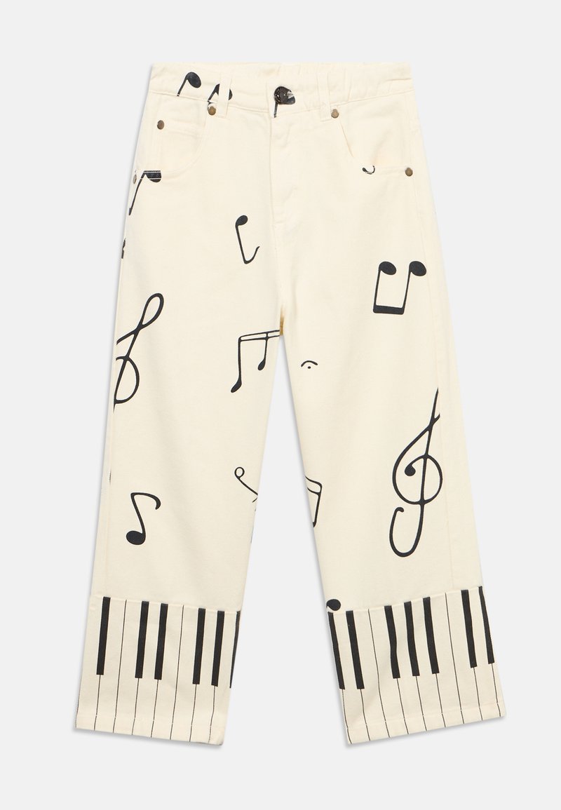 Παντελόνια εκρού με μαύρες μουσικές νότες τυπωμένες σε όλη την επιφάνεια και μοτίβα πιανοκλαβιέ γύρω από τα τελειώματα.