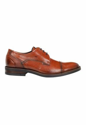Zapato de vestir de cuero marrón con textura suave, diseño de cordones y puntera de contraste. Presenta cordones azules y una suela duradera.