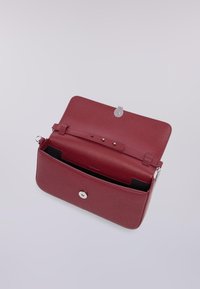 Borsa a tracolla in pelle bordeaux con chiusura a scatto magnetico, tracolla regolabile e tasche interne. Texture liscia e design snodato.