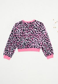 Cropped sweatshirt featuring a black and pink leopard print design, with a pink ribbed hem and cuffs. Soft fabric texture.