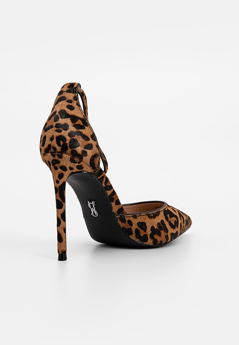 Scarpa con tacco alto a stampa leopardata con punta affilata, materiale in pelliccia testurizzata e sottile tacco a stiletto nero. Decorazioni sul retro.