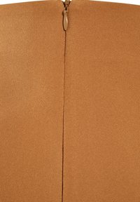 Tissu marron à texture lisse, présentant une couture verticale et une fermeture éclair en haut. Aucun motif ni ornement supplémentaire visible.