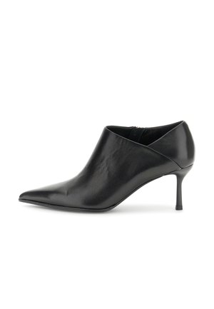 Sort læder ankelstøvle med spids snude, slank mellemhøj stiletthæl og diagonalt øvre design.