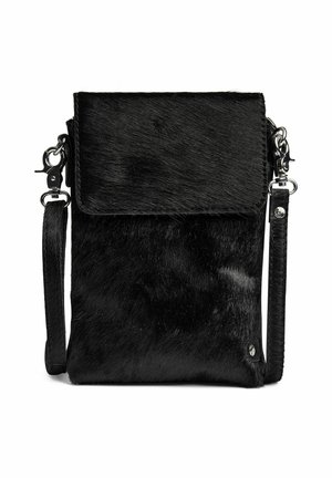 Schwarze Kunstfell-Umhängetasche mit einem magnetischen Überschlag, abnehmbarem Tragegurt und silbernen Hardware-Details. Strukturiert Oberfläche mit elegantem Design.
