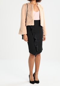 Beżowa kurtka z sztucznego futra, różowa bluzka, czarna spódnica ołówkowa z falbankami, czarne szpilki, torebka na ramię. Prosty design, miękkie tekstury.