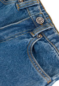 Jeans in denim con un lavaggio azzurro chiaro, cuciture dorate e accessori in argento. Le caratteristiche includono tasche anteriori e un dettaglio della chiusura a bottoni.