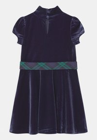 Sametové šaty v tmavě modré barvě s krátkými nafouklými rukávy, vysokým límcem, zapínáním na knoflíky na zádech a zeleno-černým kostkovaným páskem v pase.