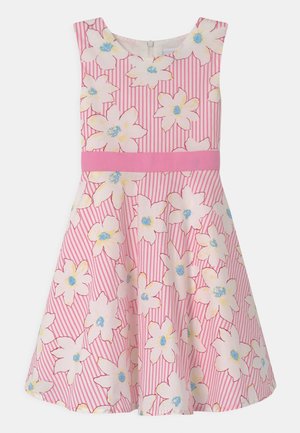 Lyserød blomsterkjole med stribet mønster, der har store hvide blomster med blå accenter, uden ærmer og med en lyserød taljebånd.