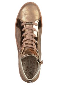 Sneaker metallico rosa dorato con tomaia texturizzata e lacci piatti. All'interno presenta una fodera a motivo e una cerniera laterale per un facile accesso.
