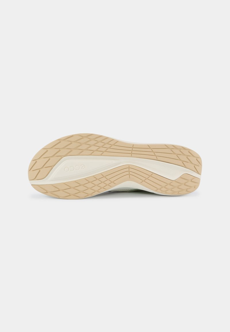 Schuhsohle mit texturiertem, gemustertem Design; tanfarbener Gummistoff mit glattem weißen Akzent; entworfen für Traktion und Unterstützung.