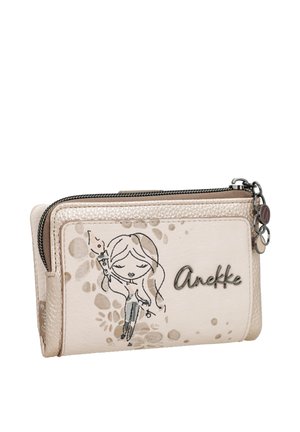 Portafoglio beige con cerniera, ragazza dei cartoni che tiene un cono gelato e logo in metallo "Anekke" sul pannello anteriore.