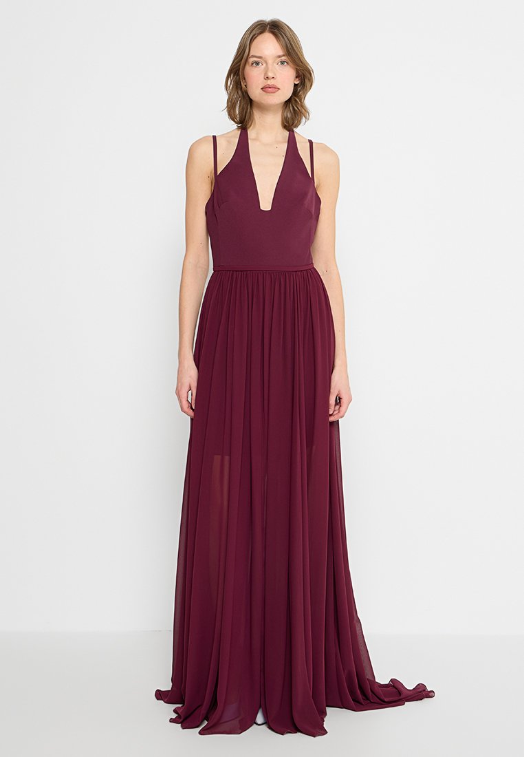 Burgunderfarbenes Maxikleid mit tiefem V-Ausschnitt und dünnen Trägern. Es hat eine taillierte Taille und einen fließenden Rock aus leichtem Stoff.