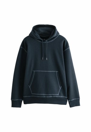 Donkerblauwe hoodie met een kangoeroezak, trekkoordkap en contrasterende lichte stiksels op de mouwen en zoom. Zachte stoftextuur.